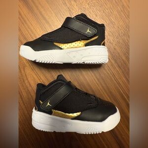 Jordan Kids Sneakers in Black and Gold